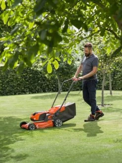 Husqvarna 2 Husqvarna -Husqvarna 970500901 2 HUSQVARNA20LC137i20GAZONMAAIER20EXCL.20ACCU 1